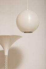 Jednopunktowa mlecznobiała lampa sufitowa z tworzywa w kształcie kuli z aluminiowym srebrnym odbłyśnikiem na dole, Philips, Holandia, lata 90. - obrazek 32