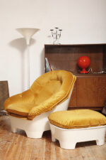 Szeroki fotel z podnóżkiem w stylu Space Age/Mid Century Modern w żółtym welurowym obiciu na białych lekkich cokołach z włókna szklanego, Włochy, lata 60. - obrazek 33