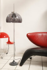 Dwupunktowa filigranowa lampa podłogowa z regulowaną wysokością jasnoszarego klosza z lekkiego półprzepuszczalnego tworzywa/akrylu i metalową grafitową podstawą, Space Age, Gepo, Holandia, lata 70. - obrazek 31