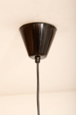 Czerwona metalowa jednopunktowa skandynawska lampa wisząca/sufitowa z czarnym uchwytem nad kloszem i czarną podsufitką, firma Decembre, Finlandia, lata 90. - obrazek 32