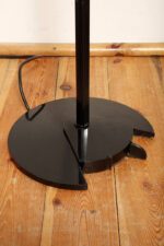 Jednopunktowa lampa połogowa "Triana" z kloszem złożonym z czterech szklanych płytek i z granatowymi półprzepuszczalnymi trójkątnymi uchwytami z tworzywa osadzonym na długim metalowym czarnym ramieniu, Postmodernizm i styl Memphis, projekt Perry King & Santiago Miranda dla Arteluce, Włochy, lata 80. - obrazek 31