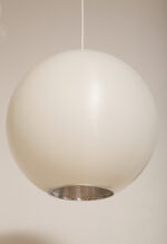 Jednopunktowa mlecznobiała duża (40 cm) lampa sufitowa z tworzywa w kształcie kuli z aluminiowym srebrnym odbłyśnikiem na dole, Philips, Holandia, lata 90. - obrazek 32