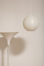 Jednopunktowa mlecznobiała lampa sufitowa z tworzywa w kształcie kuli z aluminiowym srebrnym odbłyśnikiem na dole, Philips, Holandia, lata 90. - obrazek 33