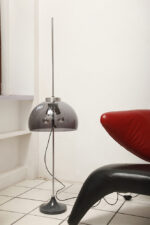Dwupunktowa filigranowa lampa podłogowa z regulowaną wysokością jasnoszarego klosza z lekkiego półprzepuszczalnego tworzywa/akrylu i metalową grafitową podstawą, Space Age, Gepo, Holandia, lata 70. - obrazek 32