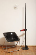 Smukła metalowa postmodernistyczna czarna lampa podłogowa Collona (Caltha) z regulowaną wysokością burgundowej głowicy, Gianfranco Frattini dla firmy Luci, Włochy, projekt z 1981 roku - obrazek 19