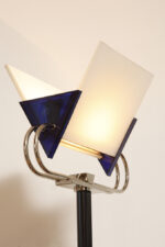 Jednopunktowa lampa połogowa "Triana" z kloszem złożonym z czterech szklanych płytek i z granatowymi półprzepuszczalnymi trójkątnymi uchwytami z tworzywa osadzonym na długim metalowym czarnym ramieniu, Postmodernizm i styl Memphis, projekt Perry King & Santiago Miranda dla Arteluce, Włochy, lata 80. - obrazek 32