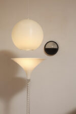 Jednopunktowa mlecznobiała duża (40 cm) lampa sufitowa z tworzywa w kształcie kuli z aluminiowym srebrnym odbłyśnikiem na dole, Philips, Holandia, lata 90. - obrazek 33