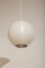 Jednopunktowa mlecznobiała lampa sufitowa z tworzywa w kształcie kuli z aluminiowym srebrnym odbłyśnikiem na dole, Philips, Holandia, lata 90. - obrazek 34