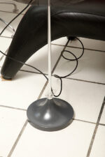 Dwupunktowa filigranowa lampa podłogowa z regulowaną wysokością jasnoszarego klosza z lekkiego półprzepuszczalnego tworzywa/akrylu i metalową grafitową podstawą, Space Age, Gepo, Holandia, lata 70. - obrazek 33