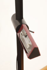 Smukła metalowa postmodernistyczna czarna lampa podłogowa Collona (Caltha) z regulowaną wysokością burgundowej głowicy, Gianfranco Frattini dla firmy Luci, Włochy, projekt z 1981 roku - obrazek 18