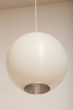 Jednopunktowa mlecznobiała duża (40 cm) lampa sufitowa z tworzywa w kształcie kuli z aluminiowym srebrnym odbłyśnikiem na dole, Philips, Holandia, lata 90. - obrazek 34