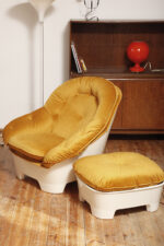 Szeroki fotel z podnóżkiem w stylu Space Age/Mid Century Modern w żółtym welurowym obiciu na białych lekkich cokołach z włókna szklanego, Włochy, lata 60. - obrazek 36