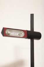 Smukła metalowa postmodernistyczna czarna lampa podłogowa Collona (Caltha) z regulowaną wysokością burgundowej głowicy, Gianfranco Frattini dla firmy Luci, Włochy, projekt z 1981 roku - obrazek 17