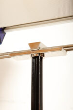 Jednopunktowa lampa połogowa "Triana" z kloszem złożonym z czterech szklanych płytek i z granatowymi półprzepuszczalnymi trójkątnymi uchwytami z tworzywa osadzonym na długim metalowym czarnym ramieniu, Postmodernizm i styl Memphis, projekt Perry King & Santiago Miranda dla Arteluce, Włochy, lata 80. - obrazek 34