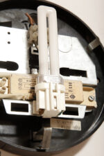 Szklany masywny fakturowy przeźroczysto lodowy kwadratowy jednopunktowy kinkiet/lampa ścienna z czarnym uchwytem z tworzywa, RZB (Rudolf Zimmermann Bamberg) Leuchten, Niemcy, lata 70. - obrazek 36