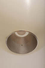 Jednopunktowa mlecznobiała duża (40 cm) lampa sufitowa z tworzywa w kształcie kuli z aluminiowym srebrnym odbłyśnikiem na dole, Philips, Holandia, lata 90. - obrazek 35