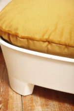 Szeroki fotel z podnóżkiem w stylu Space Age/Mid Century Modern w żółtym welurowym obiciu na białych lekkich cokołach z włókna szklanego, Włochy, lata 60. - obrazek 37