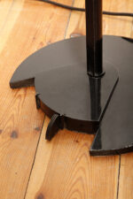 Jednopunktowa lampa połogowa "Triana" z kloszem złożonym z czterech szklanych płytek i z granatowymi półprzepuszczalnymi trójkątnymi uchwytami z tworzywa osadzonym na długim metalowym czarnym ramieniu, Postmodernizm i styl Memphis, projekt Perry King & Santiago Miranda dla Arteluce, Włochy, lata 80. - obrazek 35