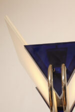 Jednopunktowa lampa połogowa "Triana" z kloszem złożonym z czterech szklanych płytek i z granatowymi półprzepuszczalnymi trójkątnymi uchwytami z tworzywa osadzonym na długim metalowym czarnym ramieniu, Postmodernizm i styl Memphis, projekt Perry King & Santiago Miranda dla Arteluce, Włochy, lata 80. - obrazek 36