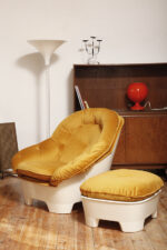 Szeroki fotel z podnóżkiem w stylu Space Age/Mid Century Modern w żółtym welurowym obiciu na białych lekkich cokołach z włókna szklanego, Włochy, lata 60. - obrazek 39