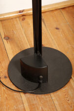 Smukła metalowa postmodernistyczna czarna lampa podłogowa Collona (Caltha) z regulowaną wysokością burgundowej głowicy, Gianfranco Frattini dla firmy Luci, Włochy, projekt z 1981 roku - obrazek 35