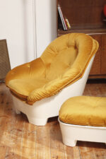 Szeroki fotel z podnóżkiem w stylu Space Age/Mid Century Modern w żółtym welurowym obiciu na białych lekkich cokołach z włókna szklanego, Włochy, lata 60. - obrazek 40