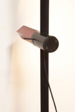 Smukła metalowa postmodernistyczna czarna lampa podłogowa Collona (Caltha) z regulowaną wysokością burgundowej głowicy, Gianfranco Frattini dla firmy Luci, Włochy, projekt z 1981 roku - obrazek 15