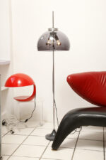 Dwupunktowa filigranowa lampa podłogowa z regulowaną wysokością jasnoszarego klosza z lekkiego półprzepuszczalnego tworzywa/akrylu i metalową grafitową podstawą, Space Age, Gepo, Holandia, lata 70. - obrazek 39