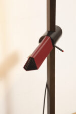 Smukła metalowa postmodernistyczna czarna lampa podłogowa Collona (Caltha) z regulowaną wysokością burgundowej głowicy, Gianfranco Frattini dla firmy Luci, Włochy, projekt z 1981 roku - obrazek 13
