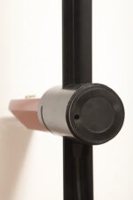 Smukła metalowa postmodernistyczna czarna lampa podłogowa Collona (Caltha) z regulowaną wysokością burgundowej głowicy, Gianfranco Frattini dla firmy Luci, Włochy, projekt z 1981 roku - obrazek 12