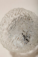 Szklany jednopunktowy okrągły przezroczysto lodowy kinkiet/lampa ścienna "Matrix" z geometrycznym i minimalistycznym wzorem osadzony na metalowej białej obejmie, Niemcy, lata 70. - obrazek 4