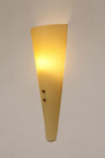Duża (42 cm)smukła lampa ścienna/kinkiet ze szklanym dwuwarstwowym  jasnożółtym matowym kloszem osadzonym na metalowej oprawie, Steinhauer, Holandia, po 2000 roku - obrazek 5