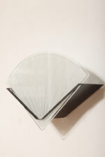 Jednopunktowa lampa ścienna/kinkiet ze szklanym płaskim mlecznobiałym kloszem w kształcie wachlarza osadzonym na metalowej czarnej podstawie, styl Memphis, Włochy, lata 80. - obrazek 5