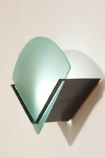 Jednopunktowa lampa ścienna/kinkiet z płaskim zielonym szklanym kloszem w kształcie wachlarza osadzonym na metalowej czarnej podstawie, styl Memphis, Włochy, lata 80. - obrazek 4