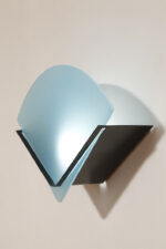 Jednopunktowa lampa ścienna/kinkiet z płaskim niebieskim szklanym kloszem w kształcie wachlarza osadzonym na metalowej czarnej podstawie, styl Memphis, Włochy, lata 80. - obrazek 4