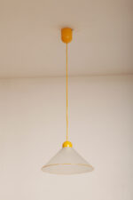 Szklana jednopunktowa lampa sufitowa z mlecznobiałym matowym częściowo reliefowym klosze w kształcie stożka z żółtymi dodatkami i podsufitką, Włochy, lata 80/90. - obrazek 4