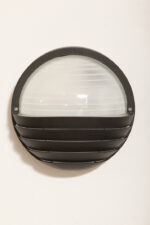 Dwupunktowa okrągła outdoorowa lampa ścienna/kinkiet ze szklanym reliefowym mlecznobiałym kloszem w czarnej w połowie ażurowej oprawie z tworzywa, firma Prisma, Włochy, lata 80/90. - obrazek 4