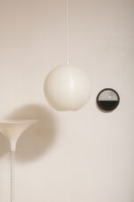 Jednopunktowa mlecznobiała duża (40 cm) lampa sufitowa z tworzywa w kształcie kuli z aluminiowym srebrnym odbłyśnikiem na dole, Philips, Holandia, lata 90. - obrazek 4