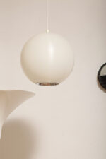 Jednopunktowa mlecznobiała lampa sufitowa z tworzywa w kształcie kuli z aluminiowym srebrnym odbłyśnikiem na dole, Philips, Holandia, lata 90. - obrazek 4