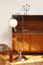Jednopunktowa chromowana lampa podłogowa z ruchomym ramieniem z regulacją wysokości, fornirowanym w orzechu okrągłym blatem i szklanym kloszem w kształcie kuli, Art Deco/Bauhaus, projekt Robert Slezák z lat 30. XX wieku - obrazek 4