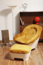 Szeroki fotel z podnóżkiem w stylu Space Age/Mid Century Modern w żółtym welurowym obiciu na białych lekkich cokołach z włókna szklanego, Włochy, lata 60. - obrazek 5