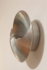 Srebrny lekki jednopunktowy kinkiet/lampa ścienna ze szczotkowanego aluminium "Yin-Yang" TYP C1636, projekt Hermiana Sneydersa de Vogel dla Raak Amsterdam, Holandia, lata 70. - obrazek 4