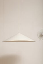 Bardzo duża (64,5 cm) biała minimalistyczna metalowa skandynawska jednopunktowa lampa wisząca, projekt Claus Bonderup i Torsten Thorup dla firmy Focus, Dania, lata 70/80. - obrazek 4