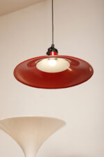 Czerwona metalowa jednopunktowa skandynawska lampa wisząca/sufitowa z czarnym uchwytem nad kloszem i czarną podsufitką, firma Decembre, Finlandia, lata 90. - obrazek 5