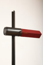 Smukła metalowa postmodernistyczna czarna lampa podłogowa Collona (Caltha) z regulowaną wysokością burgundowej głowicy, Gianfranco Frattini dla firmy Luci, Włochy, projekt z 1981 roku - obrazek 7