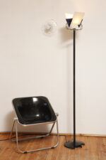 Jednopunktowa lampa połogowa "Triana" z kloszem złożonym z czterech szklanych płytek i z granatowymi półprzepuszczalnymi trójkątnymi uchwytami z tworzywa osadzonym na długim metalowym czarnym ramieniu, Postmodernizm i styl Memphis, projekt Perry King & Santiago Miranda dla Arteluce, Włochy, lata 80. - obrazek 4