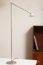 Srebrna minimalistyczna jednopunktowa metalowa lampa podłogowa z ruchomym ramieniem i szklanym mlecznobiałym kloszem w kształcie stożka, Pola Amstelveen, Holandia, lata 80. - obrazek 46