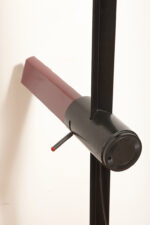 Smukła metalowa postmodernistyczna czarna lampa podłogowa Collona (Caltha) z regulowaną wysokością burgundowej głowicy, Gianfranco Frattini dla firmy Luci, Włochy, projekt z 1981 roku - obrazek 5