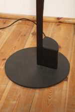 Smukła metalowa postmodernistyczna czarna lampa podłogowa Collona (Caltha) z regulowaną wysokością burgundowej głowicy, Gianfranco Frattini dla firmy Luci, Włochy, projekt z 1981 roku - obrazek 44