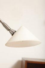 Srebrna minimalistyczna jednopunktowa metalowa lampa podłogowa z ruchomym ramieniem i szklanym mlecznobiałym kloszem w kształcie stożka, Pola Amstelveen, Holandia, lata 80. - obrazek 48